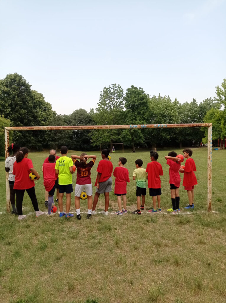Scuola calcio gratuita estiva organizzata dall'associazione via Milano 59